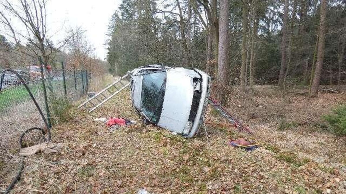 Die Polizei sichert die Spuren am Unfallort. Die Ermittlungen zum Geschehen auf der K48 wurden aufgenommen. Foto: Polizei