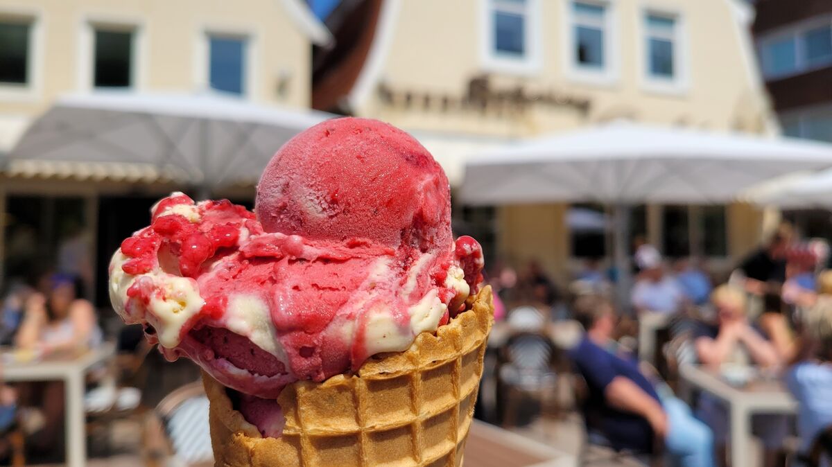 Mit den steigenden Temperaturen steigt auch die Lust auf Eis - auch in Otterndorf. Das gerade wiedereröffnete Café Brüning war in den vergangenen Tagen gut besucht - trotz der im Vergleich hohen Eiskugelpreise. Foto: Mangels