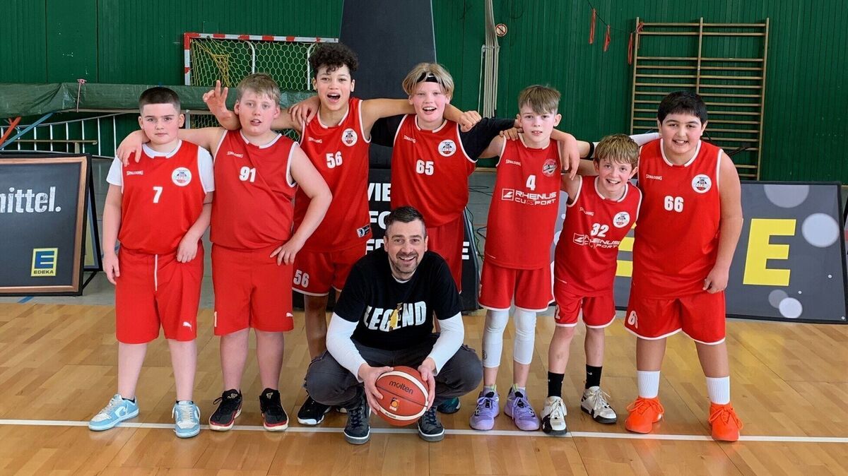 Coach Michael „Mitch“ Salvador (Mitte) und seine U12 freuen sich auf das Final-Four. Elijan Winkelmann, Malik Al-Zaine, Lyon Seward, Titus Goldman, Luca Luchterhand, Tom Wewerka und Emir Dogan (von links). Es fehlen Mika Pelz und Olcan Isak. Foto: Privat