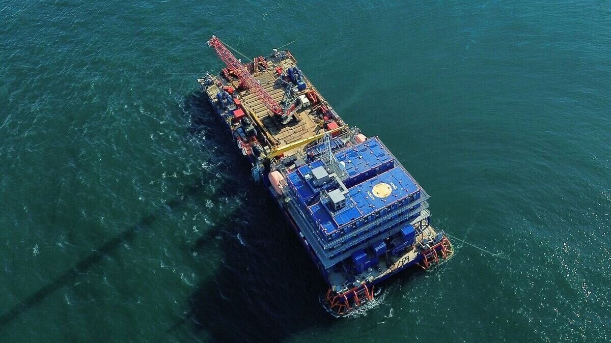 Das gesunkene Schiff wird durch Schneidketten in zwei Teile getrennt, um die bevorstehenden Hebe- und Transportarbeiten vorzubereiten. Foto: WSV/brand Marine Consultants GmbH/dpa