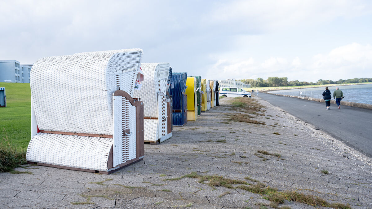 Aufgereiht an der Promenade warten die Strandkörbe auf ihren Abtransport. Foto: Keck