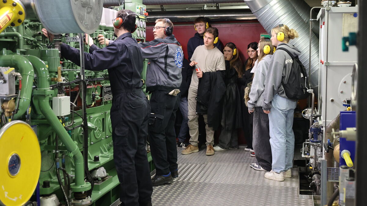 Der Gehörschutz darf nicht fehlen: Eine Schulklasse der Oberschule Dorum bekam einen Einblick in das Maschinenlabor der Seefahrtschule. Foto: Larschow