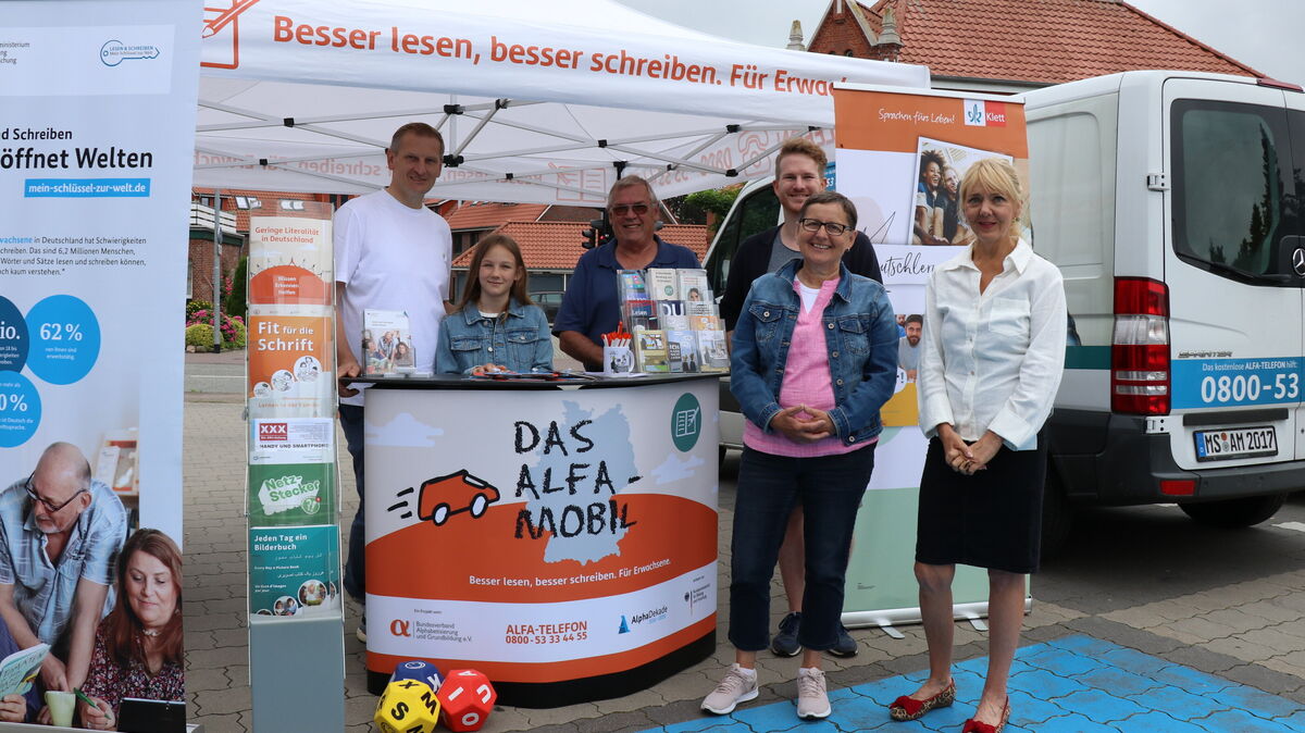 Der CDU-Landtagsabgeordnete Claus Seebeck (links), seine Tochter Ann-Sophie (2.v.l.), die Erste Samtgemeinderätin Irene Wischhusen (2.v.r.) und VHS-Leiterin Dr. Marie-Louise Rendant (rechts) informierten sich am Stand von Uwe Boldt (3.v.l.) und Stefan Wälte (3.v.r.) vom Bundesverband Alphabetisierung und Grundbildung über die Arbeit des Alfa-Mobils. Foto: Mangels