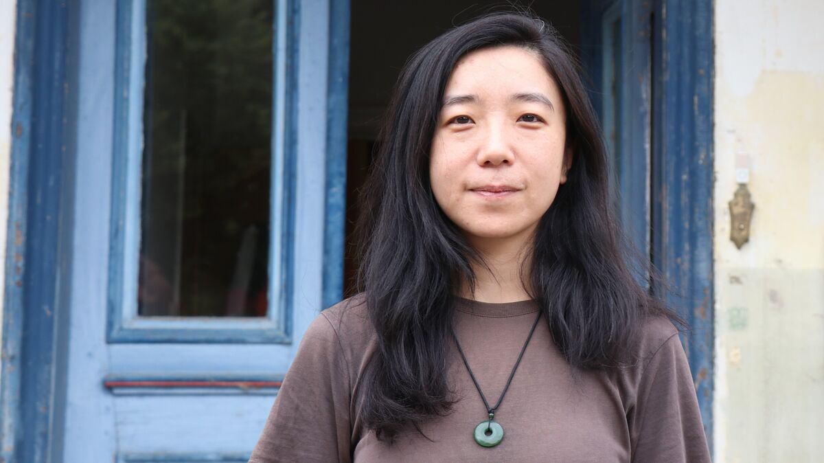 Die Drehbuchautorin und Regisseurin Xiaoxue Li lebt seit vier Jahren in Kehdingbruch. Das Wohnhaus am Osterende ist gleichzeitig Zentrale für ihr neues Filmprojekt „Die Seele kommt nach“. Foto: Mangels