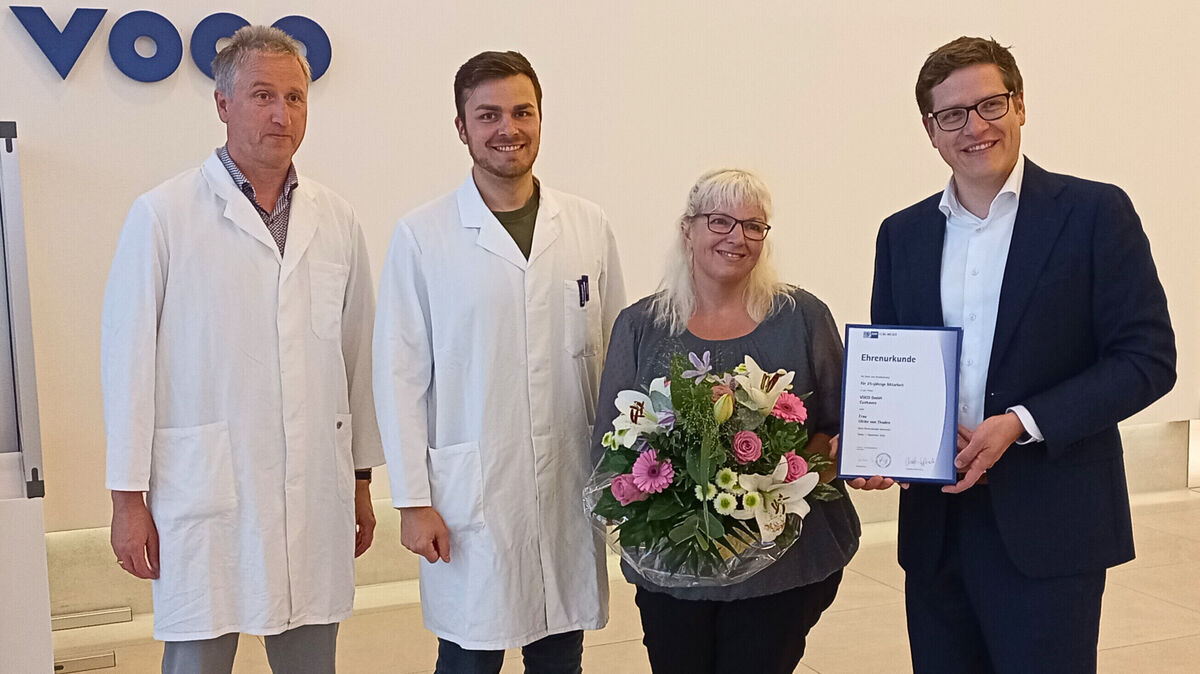 Dr. Klaus Schnieders (Leiter der Herstellung), Marc Steltner (Gruppenleiter), Ulrike von Thaden und René Plaumann (Geschäftsführer). Foto: VOCO