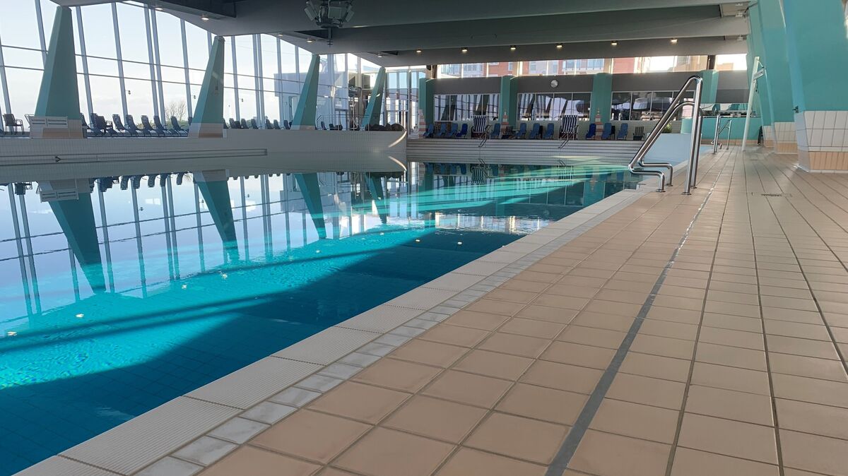 Früh am Morgen ist noch keiner im Cuxhavener Schwimmbad, die Fliesen am Beckenrand sind noch trocken. Herrscht Badebetrieb, kann das anders aussehen. Foto: May