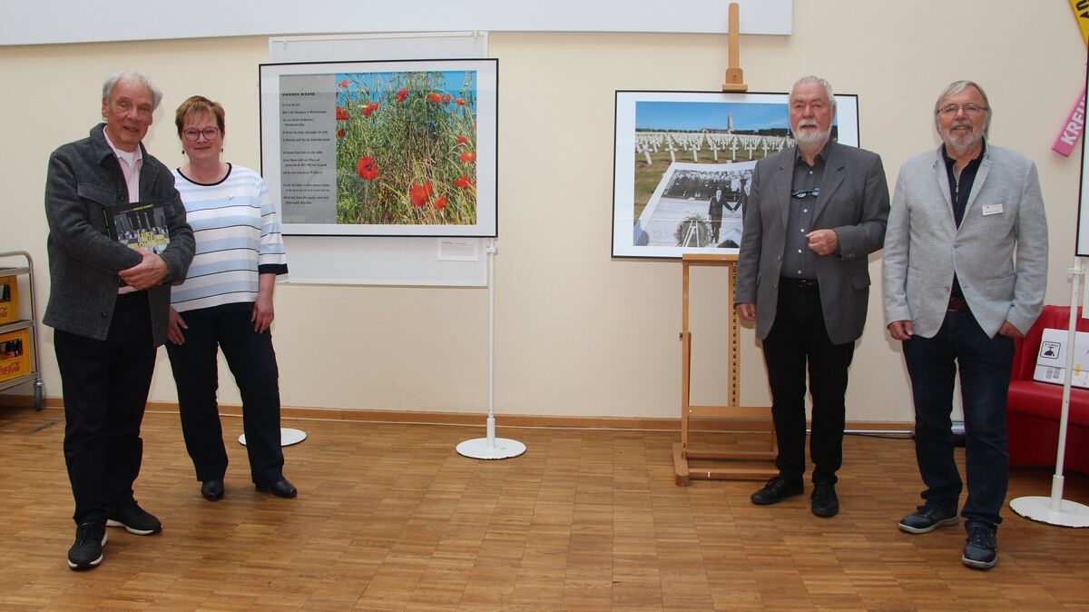 Setzen ein klares Zeichen: v.l. Fotograf Harald Schmitt, Gabriele Hoffmann, Leiterin des Fachbereichs Kultur, der ehemalige DDR-Außenminister Markus Meckel und Rüdiger Pawlowski, Sprecher RAG Cuxhaven des Vereins „Gegen Vergessen – für Demokratie“. Foto: Domke-Feiner