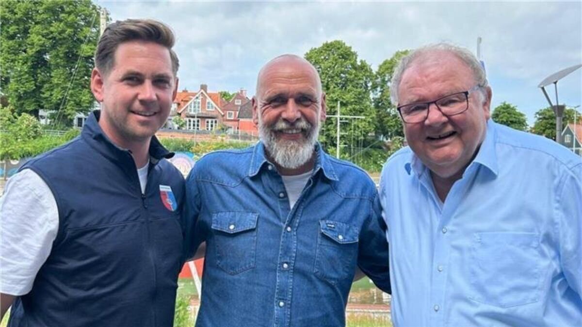 Holger Stanislawski (Mitte) blickt voller Vorfreude auf seine neue Aufgabe bei D/A. Sören Behrmann (links) und Rigo Gooßen setzen auf die Erfahrung und das Netzwerk des ehemaligen Bundesliga-Trainers. Foto: Verein