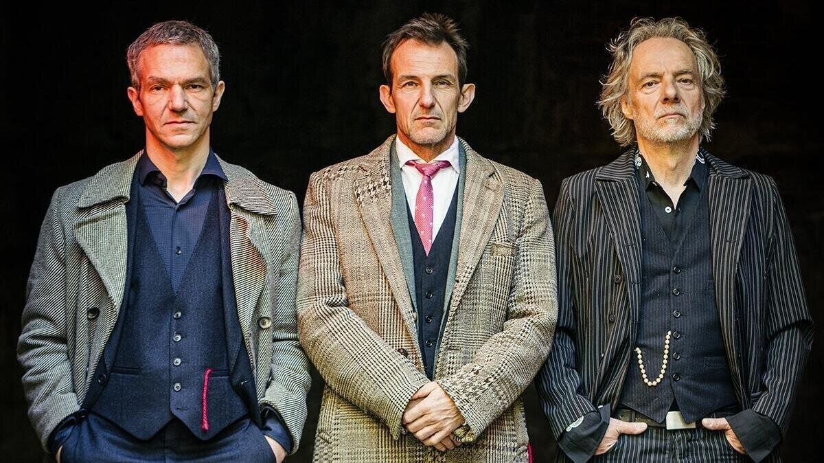 Feiern 20 Jahre „Club der toten Dichter" mit Morgensterns Galgenliedern: Reinhard Repke, Hans-Werner Meyer und Markus Runzheimer (v.l.) gastieren am 1. Oktober im Stadttheater Cuxhaven. Foto: Oliver Betke