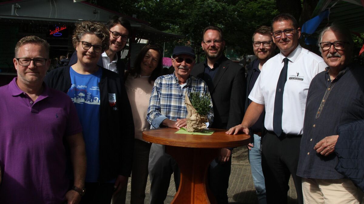 Alle amtierenden Ortsbürgermeister im Juni 2025 bei der 700-Jahr-Feier in Sahlenburg. V.l. Sven Kliewe (Ortsvorsteher Holte-Spangen), Claudia Bönnen, Christoph Frauenpreiß, Ratsmitglied Melanie von Eitzen-Fischer, Alt-Ortsbürgermeister Herbert Kihm (Sahlenburg), Erster Stadtrat Marcus Itjen, Ratsmitglied Lars Birner, Thomas Brunken und Ingo Grahmann. Foto: Reese-Winne