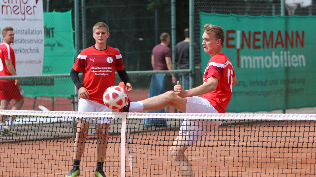 Zum vierten Mal wird die offene Cuxhavener Stadtmeisterschaft im Fußball-Tennis veranstaltet. Foto: CNV-Archiv