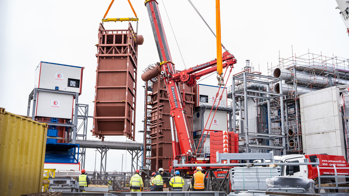 Von Österreich an die Neufelder Straße: Das 120 Tonnen schwere Herzstück des Holzheizkraftwerks in Cuxhaven hängt am Haken. Foto: Keck