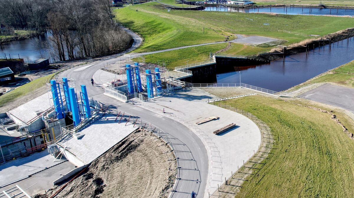Aus der Luft lässt sich der Baufortschritt auf der Großbaustelle an der Hadelner Kanalschleuse besonders gut erkennen. Foto: Cornwell/Teamadcor©2022