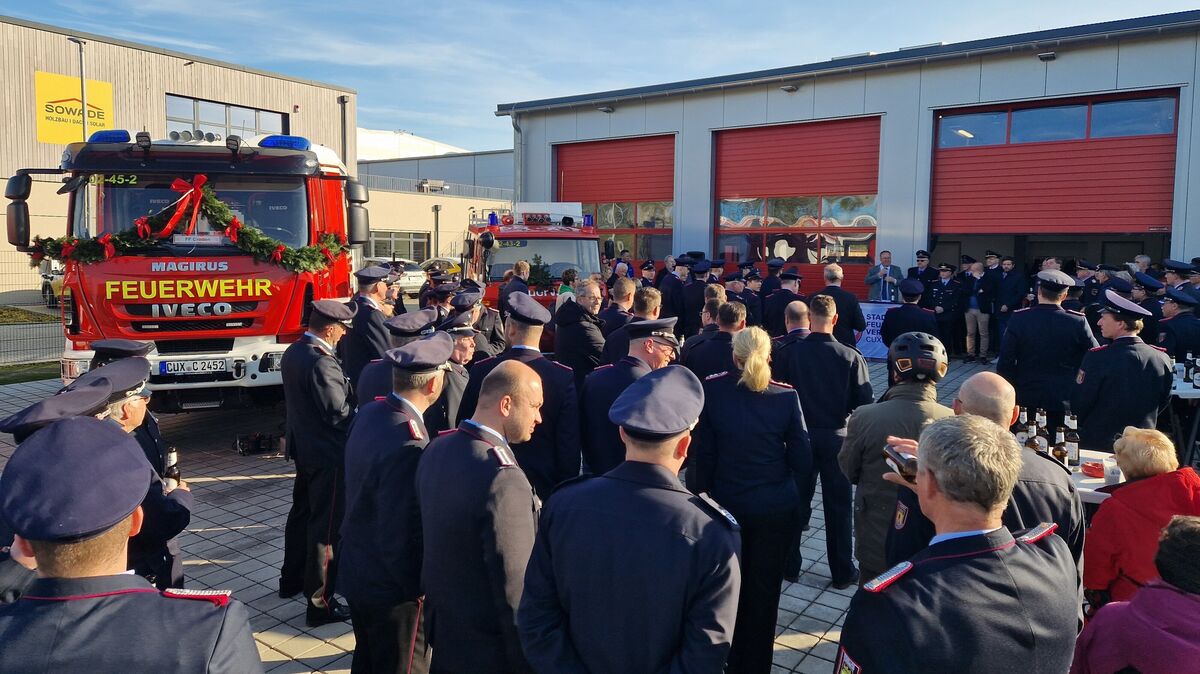 Das neue Feuerwehrhaus und das neue Einsatzfahrzeug wurden feierlich übergeben.  Foto: Fischer