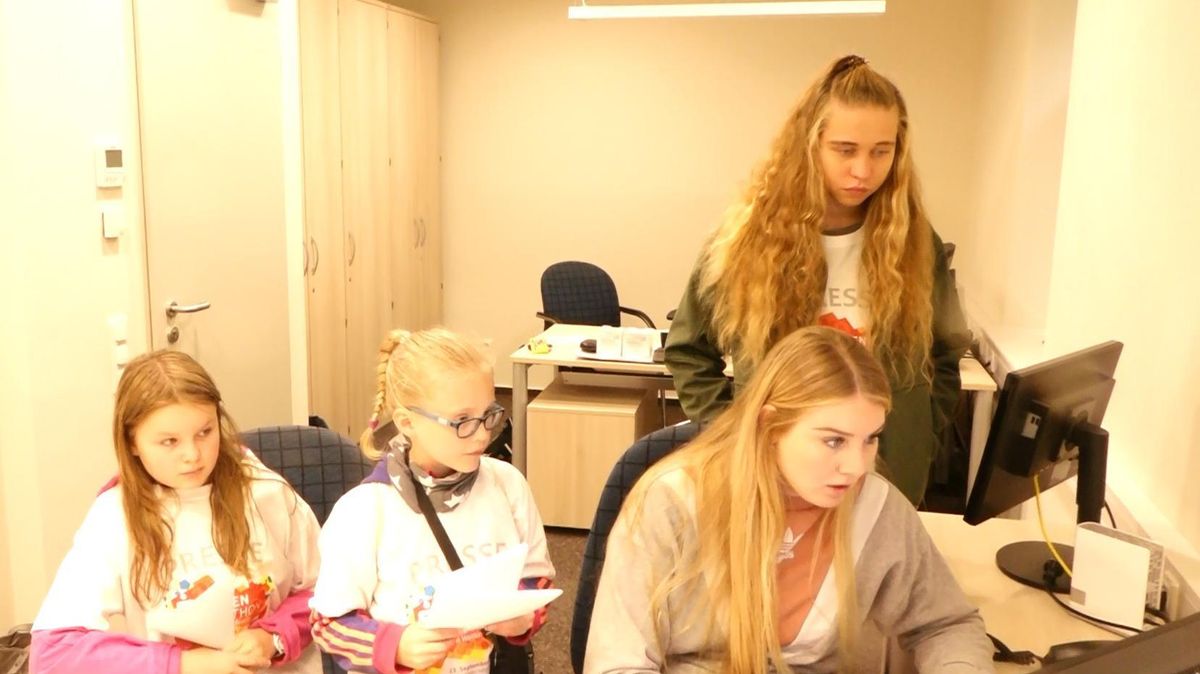 Beim Küstenmarathon in Otterndorf lassen die Niederelbe-Zeitung und die Cuxhavener Nachrichten auch immer einige Kinderreporter zum Einsatz kommen, die über das Ereignis berichten - so wie hier im Jahr 2018 mit Reporterin Rifka Kramp (unten rechts). Archivfoto: Kramp