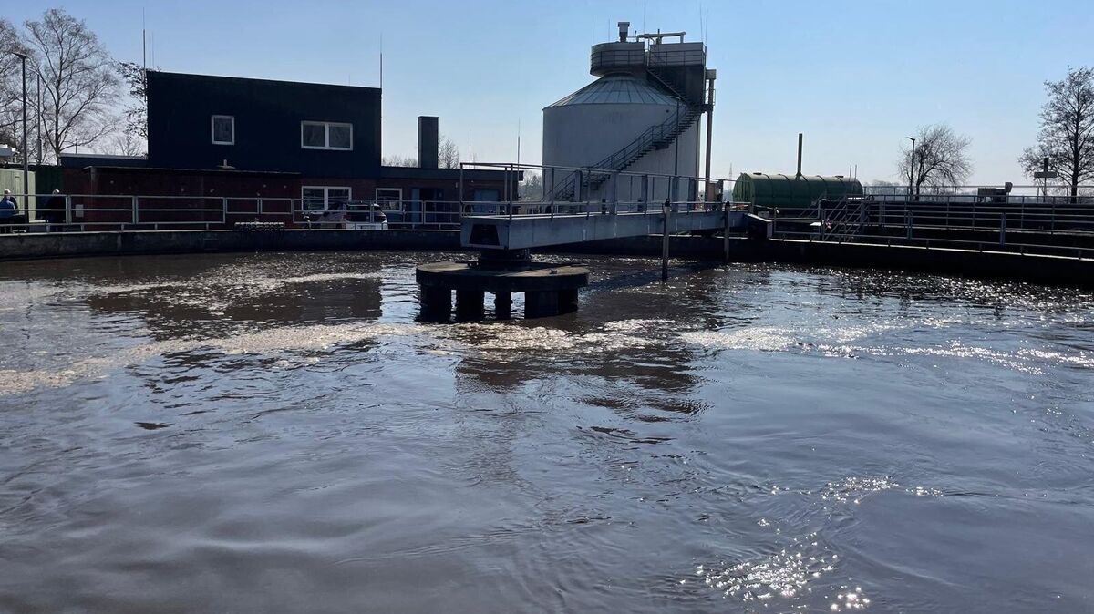 Das große Klärbecken auf der Abwasserreinigungsanlage in Hemmoor. Im Hintergrund ist der Faulturm zu erkennen, in dem Methangas produziert wird. Foto: Kramp