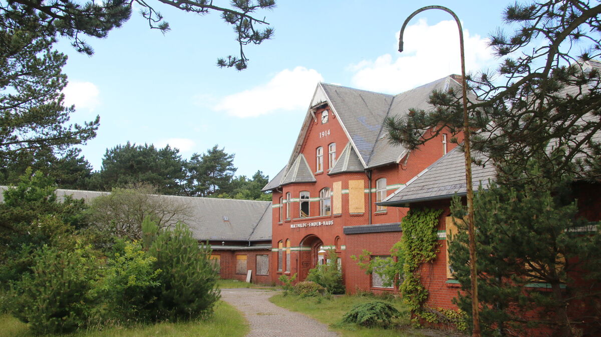 Das historische Mathilde-Emden-Haus in Cuxhaven steht auf dem ehemaligen Helios-Areal in Sahlenburg - und unter Denkmalschutz. Foto: Potschka