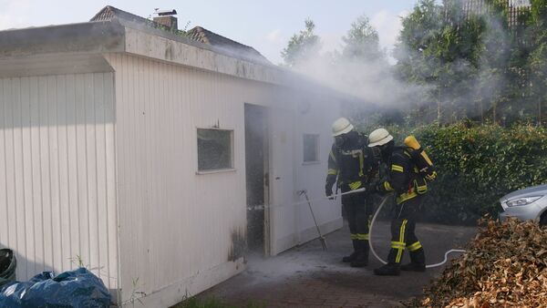 Starke Rauchentwicklung bei Schuppenbrand in Hemmoor - Polizei reagiert sofort
