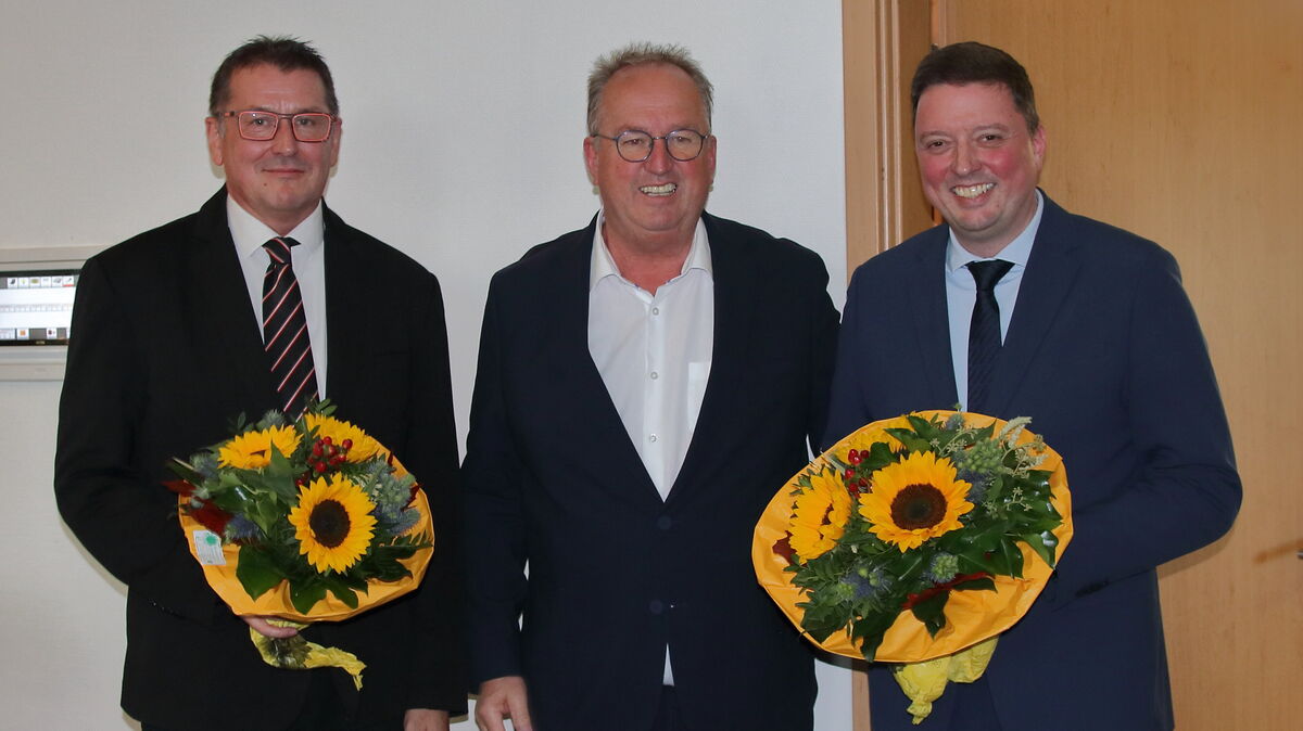 CDU-Ratsherr Thomas Brunken (l.) wurde am vergangenen Donnerstag von OB Uwe Santjer in der Riege dessen ehrenamtlich tätiger Stellvertreter begrüßt. Neben Brunken gehören Marc Gerdes (SPD, r.) und Christine Babacé (Die Grünen) zum Bürgermeister-Trio. Foto: Koppe