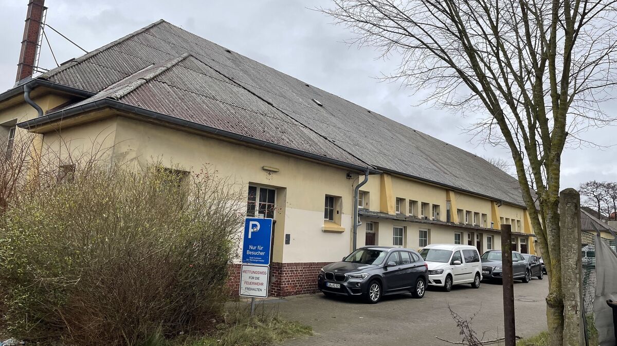 Die Hermann-Allmers-Halle soll gemäß einem Ratsbeschluss abgerissen werden, um an dieser Stelle eine neue Grundschule zu bauen. Welchen Weg die Stadt einschlagen wird, um dieses Ziel zu erreichen, skizzierte Marcus Itjen in dieser Woche im Schulausschuss. Foto: Reese-Winne