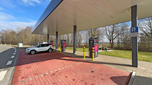 Elektroautos laden an der A27: Neue Schnellladeparks bei Loxstedt eröffnet