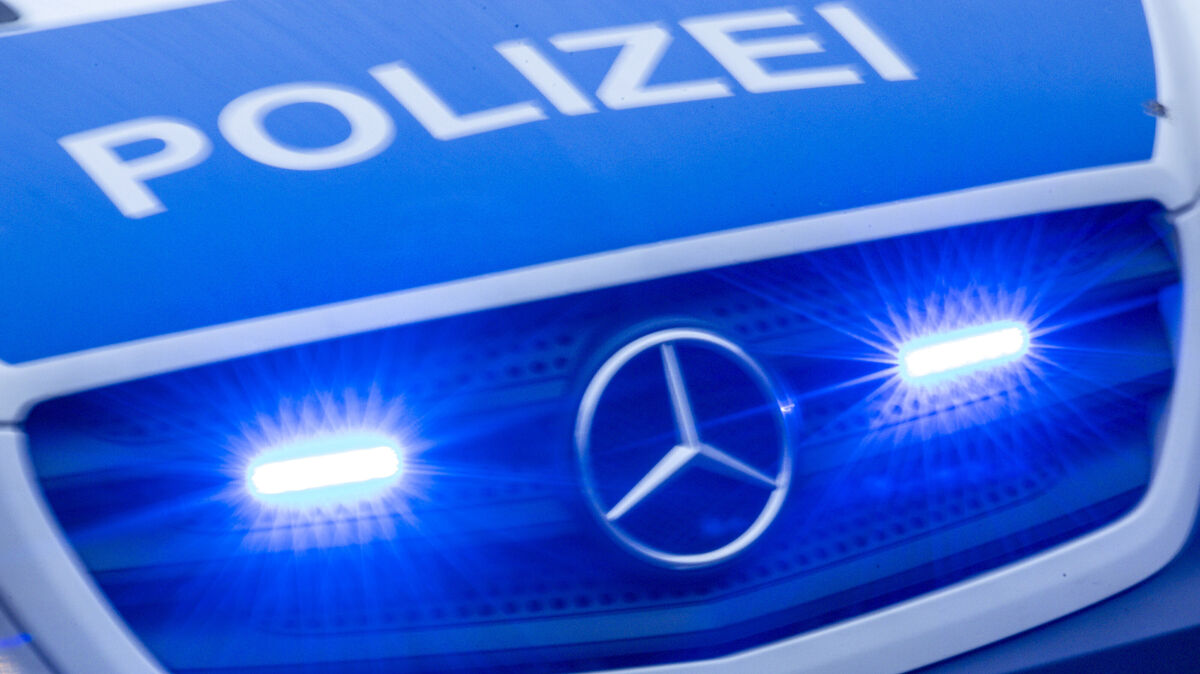Polizeieinsatz nach Unfall in Hammah: Fahrer schläft alkoholisiert im Fahrzeug ein. Foto: Jens Büttner
