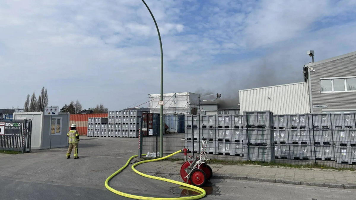 Dichter, dunkler Rauch stieg bei dem Brand in der Batteriestraße auf. Foto: Polgesek