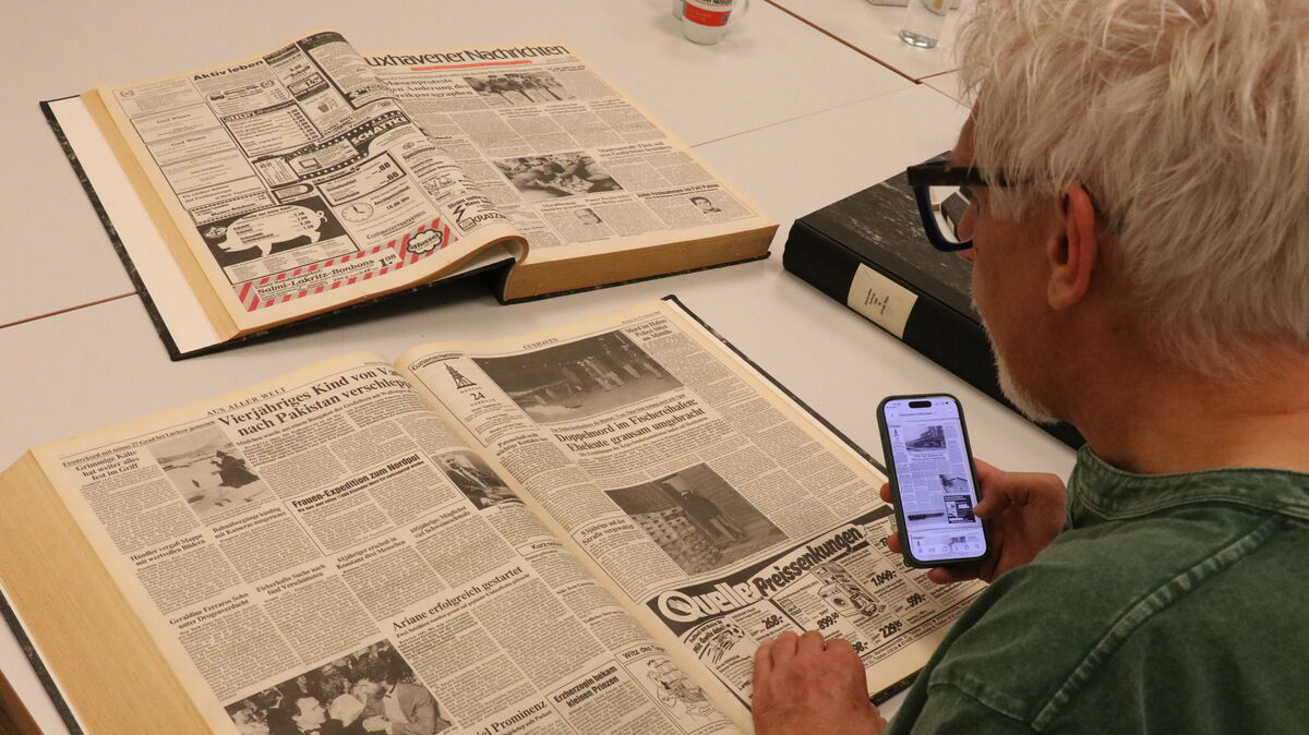 Im Archiv der Cuxhavener Nachrichten und der Niederelbe-Zeitung sichtete der Journalist Christian Döscher historische Berichte, Ermittlungsaufrufe und Todesanzeigen zum Doppelmord von 1986. Foto: Mangels