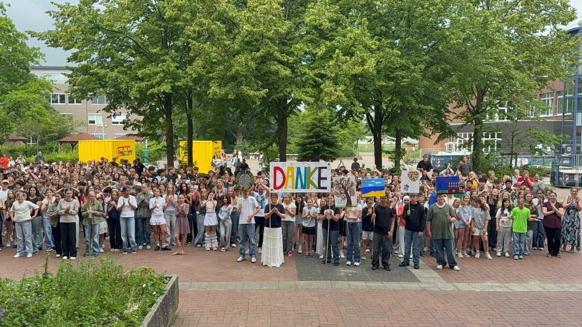 Die Schüler vom AAG verabschiedeten Herrn Deutschmann mit einem Flashmob. Foto: AAG