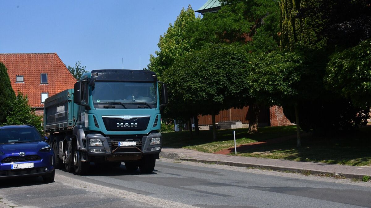 Die Osterbrucher Ortsdurchfahrt nimmt nach Meinung des Landkreises eine "wichtige Funktion für den Verkehr" ein. Jetzt steht die Sanierung an. Foto: Schröder