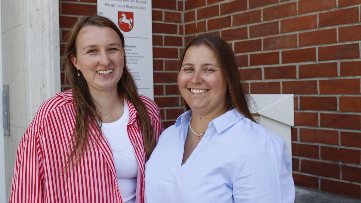Christin Pichtsmeyer (l.) und Annika Böhme haben soeben ihre Ausbildung am Lehramts-Studienseminar in Cuxhaven begonnen. Theorie wechselt mit Schuldienst an zwei Grundschulen im Kreis Cuxhaven.
