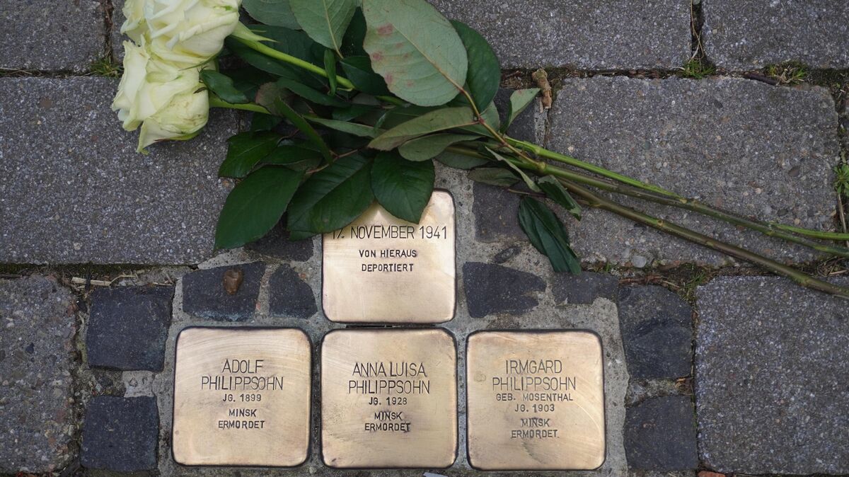 An die Familie Philippsohn Osten erinnern Stolpersteine auf dem Fährplatz. Foto: Brettschneider
