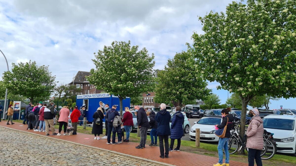 So lang wie im Sommer 2021 sind die Warteschlangen vor der Teststation an der Alten Liebe in Cuxhaven natürlich nicht. Doch die Nachfrage nach den kostenlosen Test hat mit der neuen Regelung in den vergangenen Tagen wieder zugenommen. Foto: Archiv