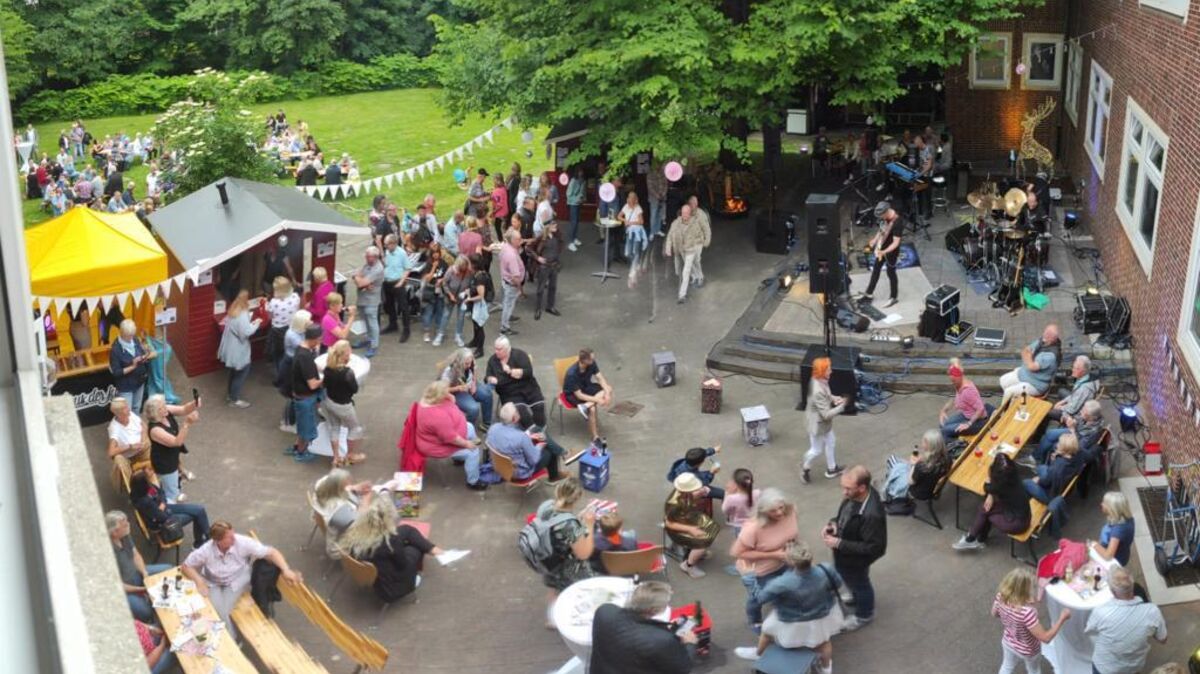 350 Gäste kommen bei der Hausfete 2.0 im Haus der Jugend schnell in Schwung - dank der Tribute-Band "Free Company". Foto: Haus der Jugend