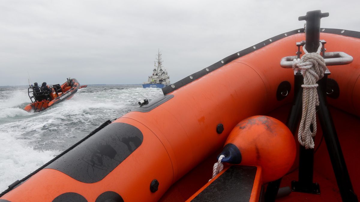 Beamte der Bundespolizei See simulieren mit einem Festrumpfschlauchboot einen Piratenangriff. Alles andere als ein Übungsszenario bot sich der Besatzung eines Jorker Reedereischiffs im Golf von Guinea. Symbolfoto: Axel Heimken/dpa
