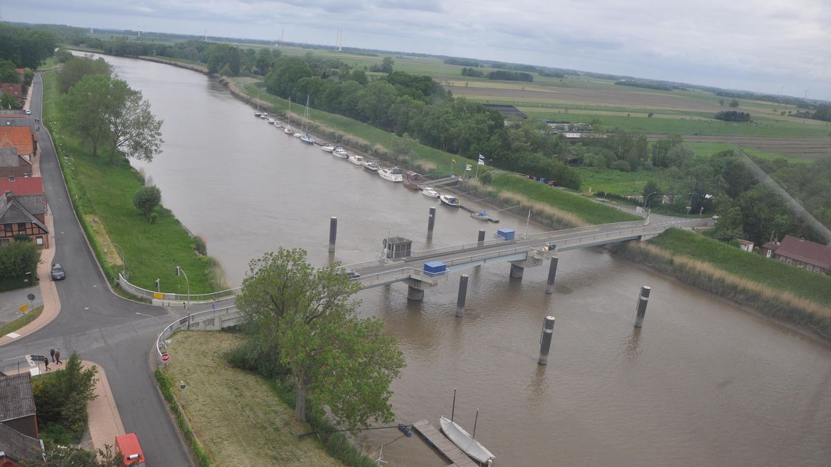 Die Klappbrücke verbindet Oberndorf mit seinem Ortsteil Bentwisch am rechten Flussufer. Eine Ampelanlage regelt das einseitige Befahren. Es gelten eine Schwerlastbegrenzung und ein Tempolimit, was jetzt für einige Aufruhr im Dorf sorgte. Archivfoto: Kramp