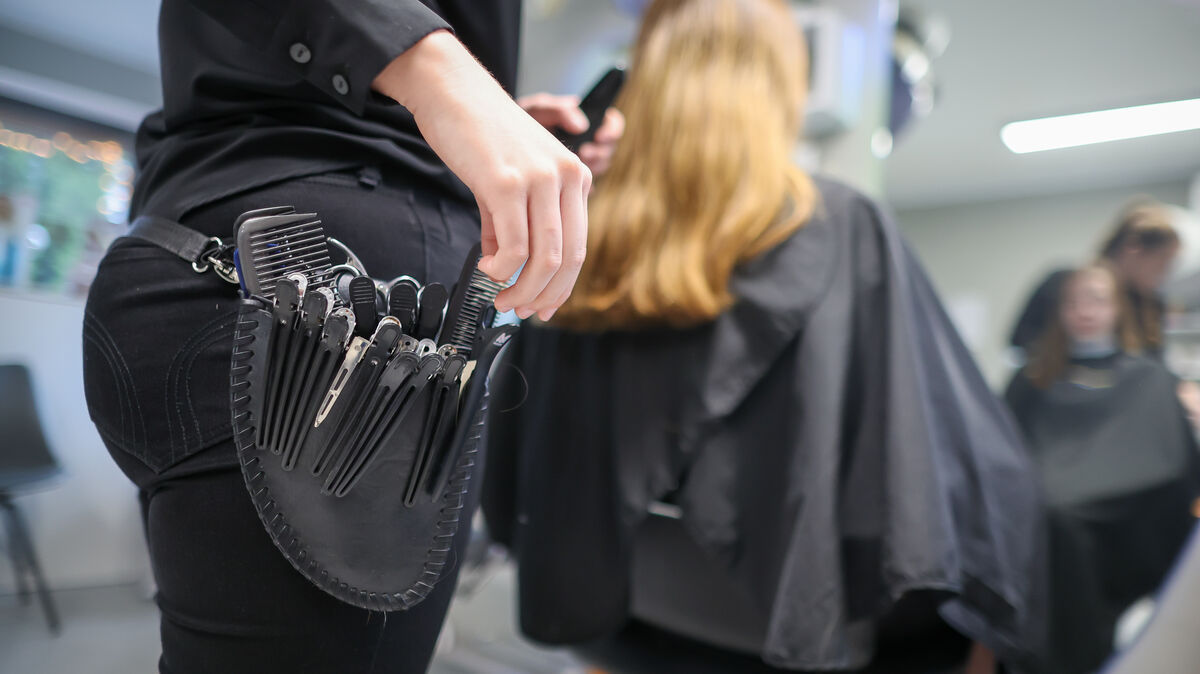 Eine Friseurmeisterin schneidet in einem Salon einer Kundin die Haare. Symbolfoto: Jan Waitas/dpa
