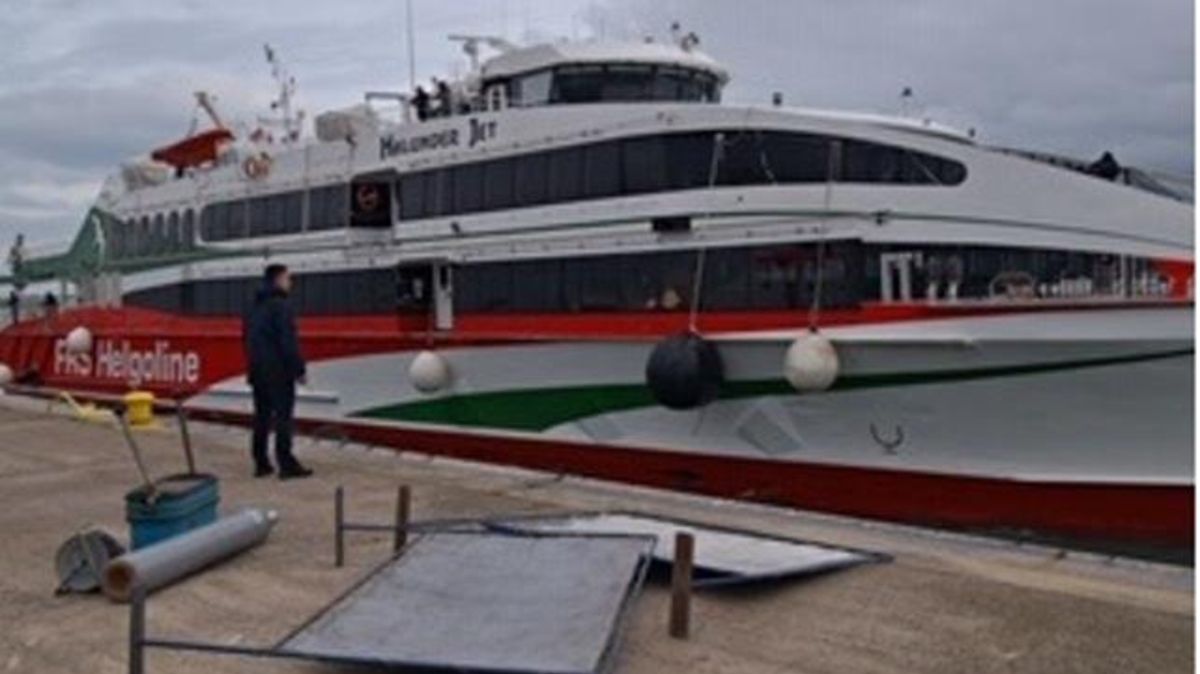 Der beschädigte Katamaran "Halunder Jet" im Helgoländer Hafen. Foto: Rauch