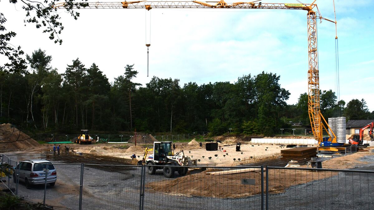 Die Erdarbeiten sind weitgehend erledigt, jetzt geht es an den eigentlichen Rohbau: Anfang kommenden Monats soll es die offizielle Grundsteinlegung für den Kindergarten-Neubau "Waldstraße" in Hechthausen geben. Foto: Schröder