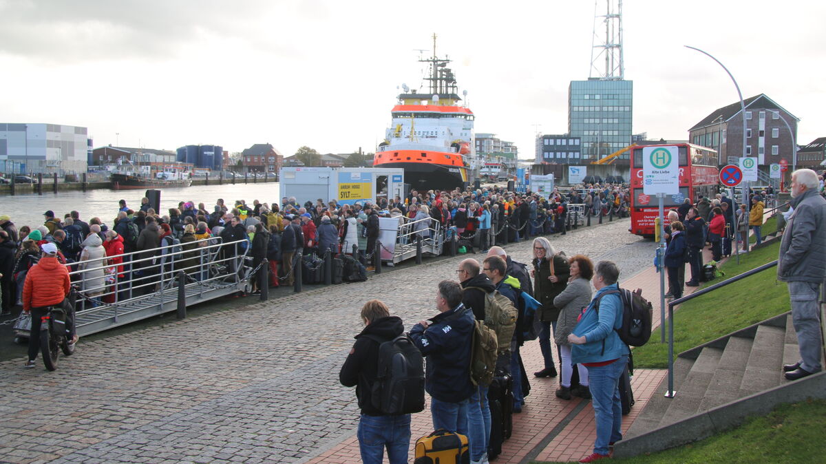 Gestrandet: Über 500 Schiffsreisende warteten rund zwei Stunden am Pier bei der Alten Liebe am Montagnachmittag auf die „Fair Lady", die sie dann doch noch zur Hochseeinsel Helgoland brachte. Fotos Potschka