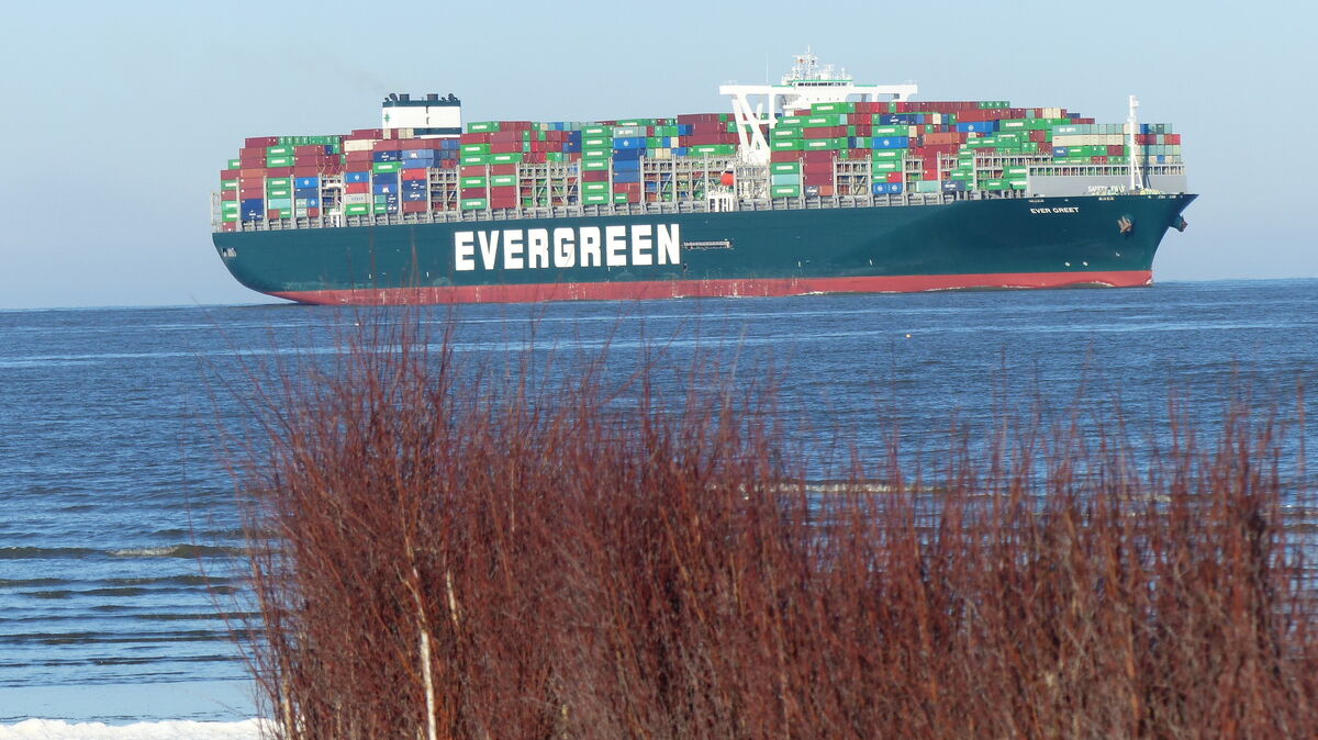 Das Containerschiff „Ever Greet“ in der Elbmündung. Der Frachter der Reederei Evergreen, Baujahr 2019, ist 399 Meter lang, 59 Meter breit und verfügt über eine Ladekapazität von 20.150 TEU. Foto: Reese-Winne