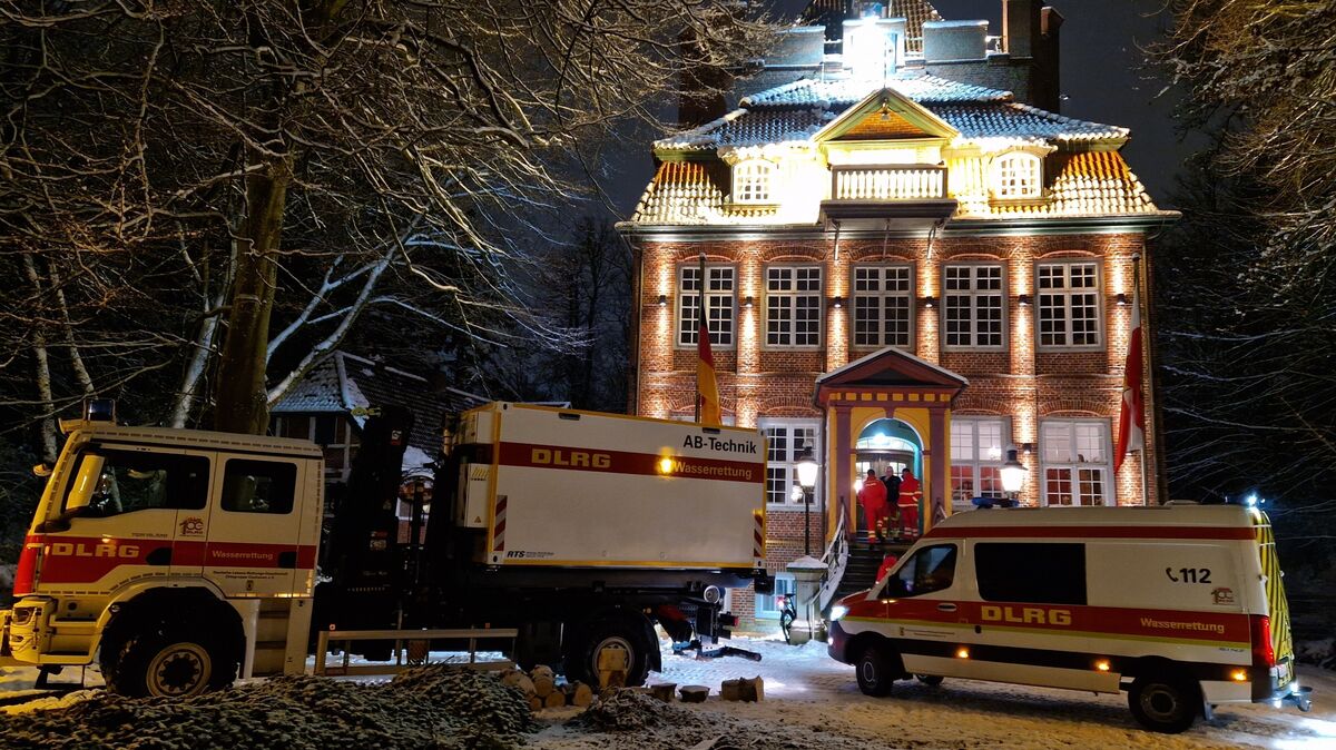 DLRG-Fahrzeuge stehen vor dem beleuchteten Schloss Ritzebüttel zur feierlichen Verleihung der Hochwasser-Ehrennadeln des Landes Niedersachsen. Foto: Larschow