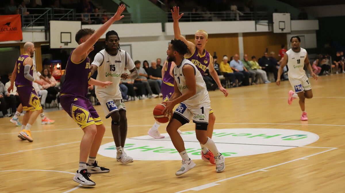Deon McDuffie (am Ball) macht eine gute Partie, kann die Niederlage der Cuxhaven BasCats in Westerstede aber auch nicht verhindern. Foto: Witthohn