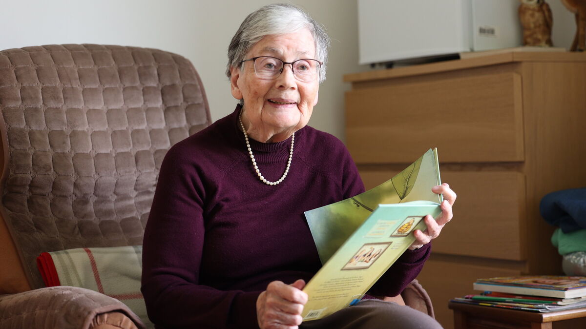 Asta Kuhn, die „Lese-Oma“ aus Otterndorf, hat in ihrem gemütlichen Zimmer im Seniorenheim eine Reihe von Kinderbüchern, die sie den Kita-Kindern mit Freude vorliest. Foto: May