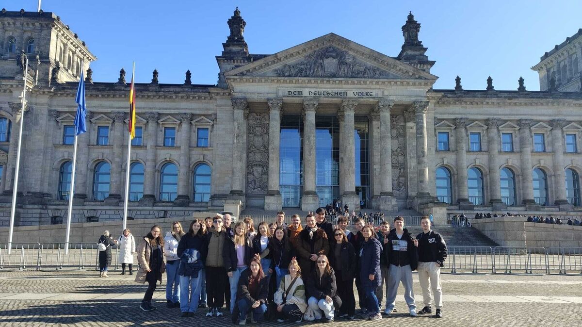 Die Fahrt nach Berlin mit den Jugendlichen aus beiden Ländern wurde mit einem Erinnerungsfoto vor dem Reichstag verbunden. Foto: LiG