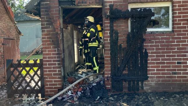 Hoher Schaden in Neuenkirchen: 100 Einsatzkräfte bekämpfen Scheunenbrand