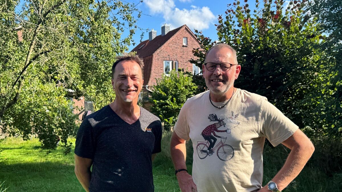 Die Sondengänger Detlef Conrad und Ralf Braesch finden immer mehr Bestätigungen für ihre Vermutung, dass sich in Holte-Spangen ein Hafen befunden haben muss, und sind dabei, diesen zu lokalisieren. Foto: Braesch