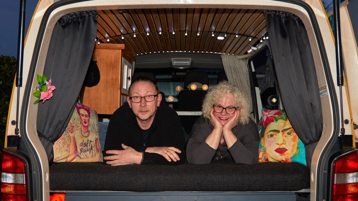Robert und Silke Seifert haben sich mit ihrem selbst umgebauten Wohnmobil einen Traum erfüllt. Foto: Koppe