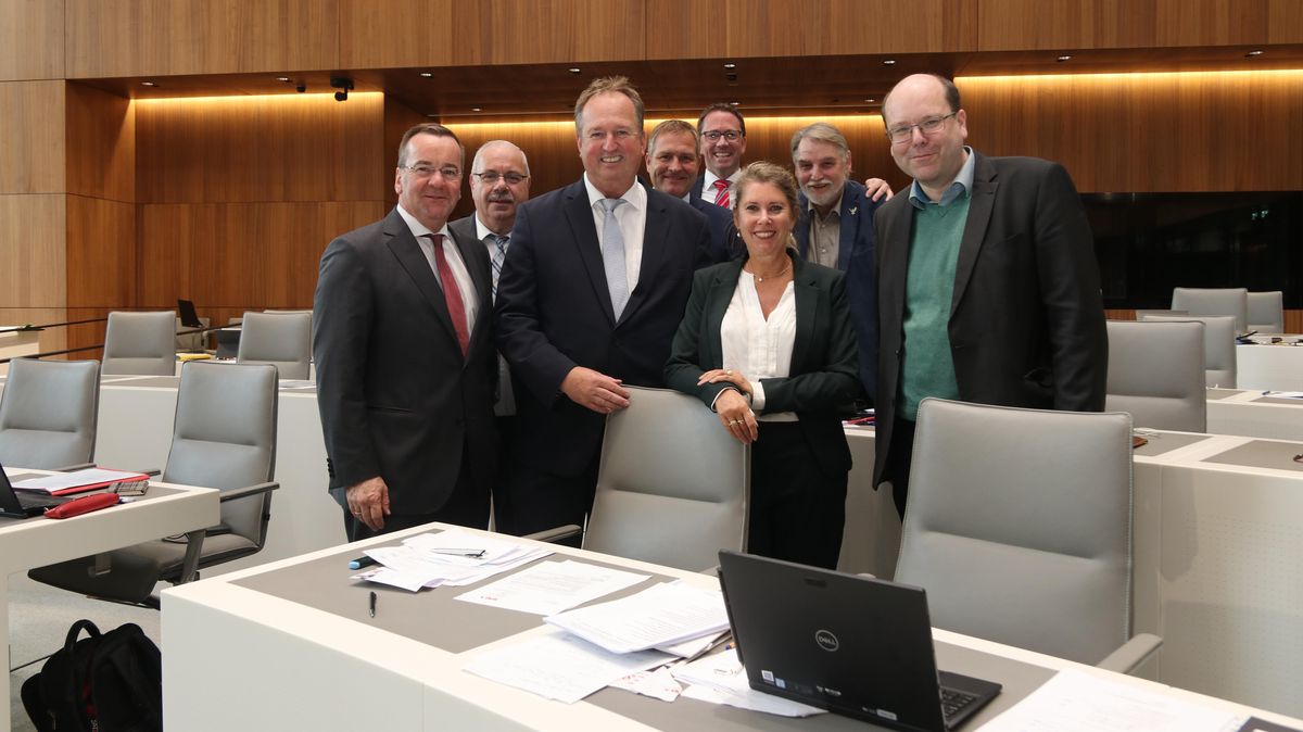 Räumt seinen Platz im Plenarsaal: Uwe Santjer, SPD-Landtagsabgeordneter, stellv. Fraktionsvorsitzender und in Kürze Cuxhavens neuer OB, verabschiedete sich am Donnerstag von Hannoveraner Weggefährten, darunter Innenminister Boris Pistorius (l.) und Christian Meyer (Grüne, r.). Foto: Koppe