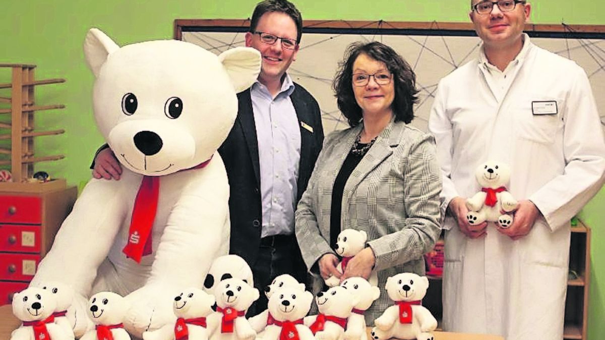 Die flauschigen Tierchen mit Björn Neumann und Bettina Herzog (beide Filiale Langen der Weser-Elbe-Sparkasse) sowie Dr. Evgenij Khavkin. Foto: AMEOS Klinikum Seepark Debstedt